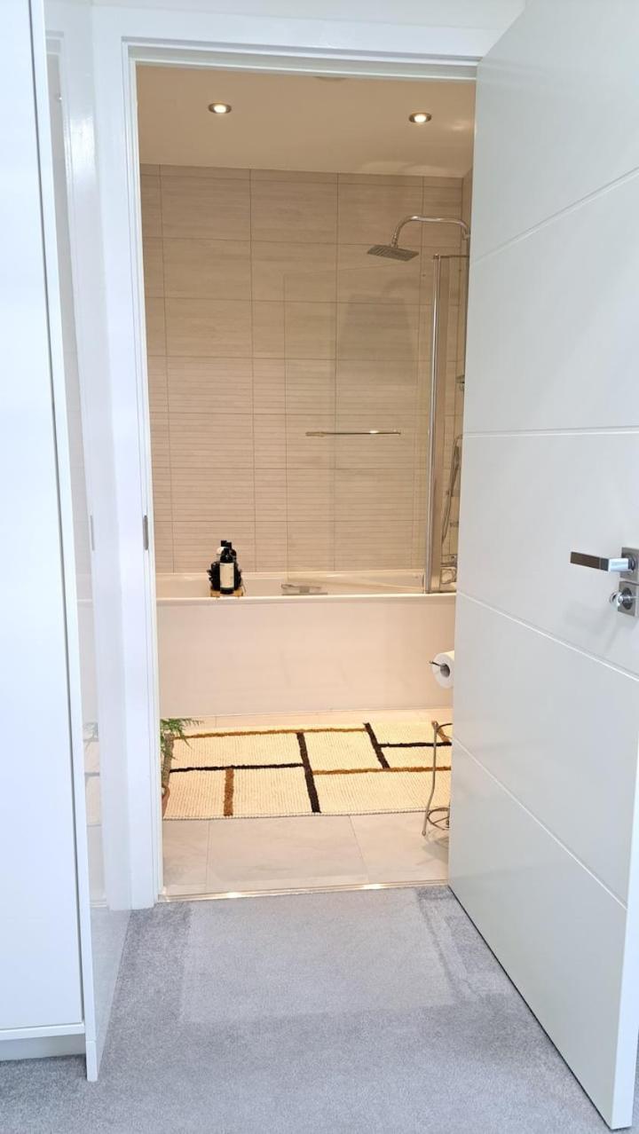 Cozy Double Room With Large En Suite Near Canary Wharf London With Amazing Views In A Shared Apartment מראה חיצוני תמונה